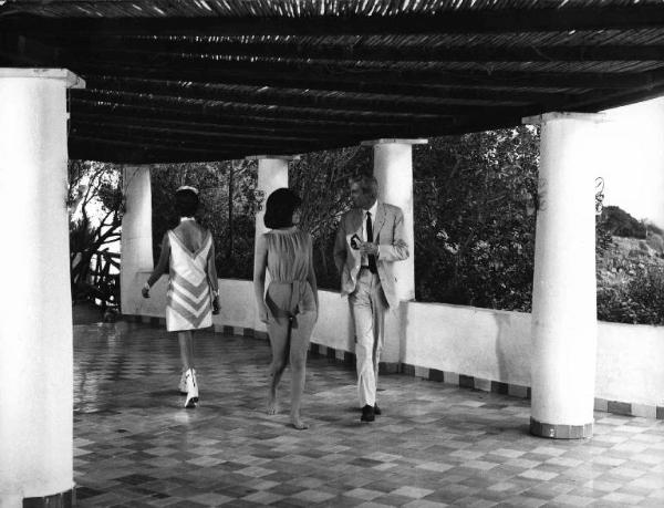 Scena del film "Un colpo da mille miliardi" - Regia Paolo Heusch - 1966 - Gli attori Marilù Tolo e Rick Van Nutter camminano sotto un porticato