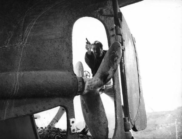 Scena del film "Un colpo da mille miliardi" - Regia Paolo Heusch - 1966 - L'attore Rick Van Nutter spara dietro a un'elica