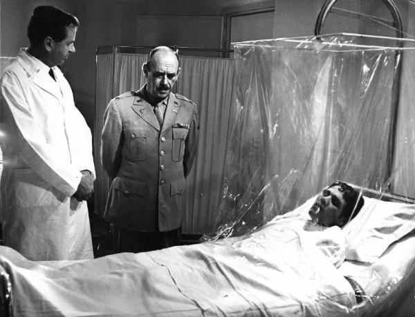Scena del film "Un colpo da mille miliardi" - Regia Paolo Heusch - 1966 - Tre attori non identificati in ospedale
