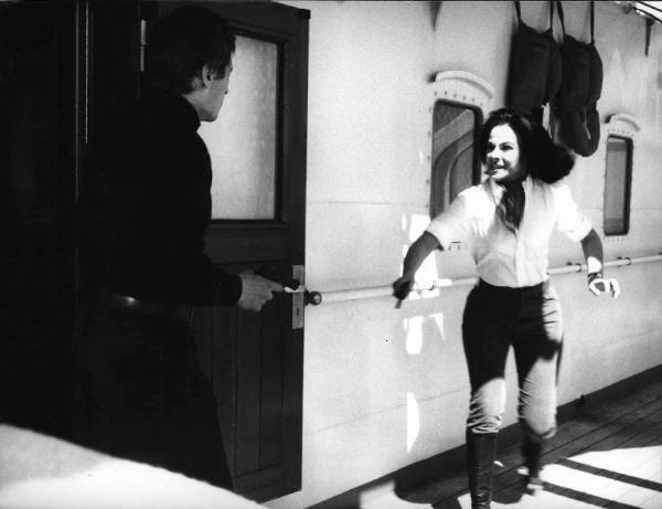 Scena del film "Un colpo da mille miliardi" - Regia Paolo Heusch - 1966 - Un attore non identificato e l'attrice Marilù Tolo sul ponte di una nave