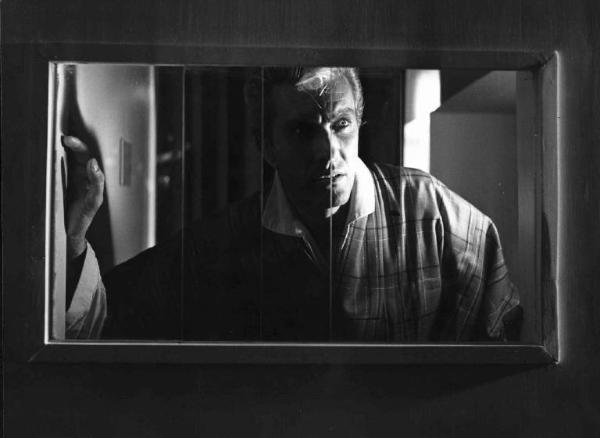 Scena del film "Un colpo da mille miliardi" - Regia Paolo Heusch - 1966 - L'attore Rick Van Nutter dietro a un vetro