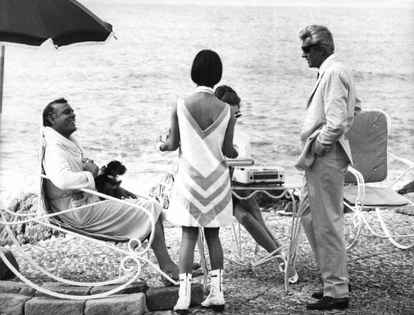 Scena del film "Un colpo da mille miliardi" - Regia Paolo Heusch - 1966 - Gli attori Eduardo Fajardo, Rick Van Nutter e due attrici non identificate in riva al mare