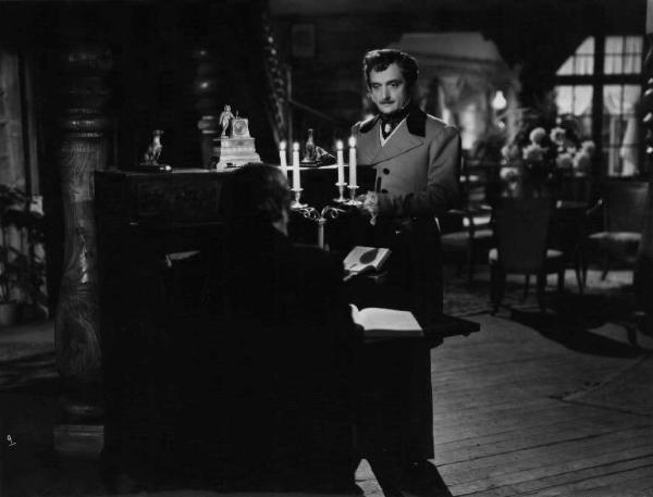 Scena del film "Un colpo di pistola" - Regia Renato Castellani - 1942 - L'attore Renato Cialente e un attore non identificato in una stanza