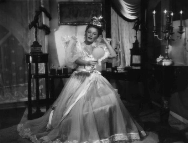 Scena del film "Un colpo di pistola" - Regia Renato Castellani - 1942 - L'attrice Assia Noris si guarda allo specchio
