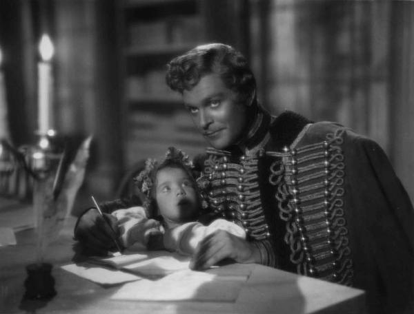 Scena del film "Un colpo di pistola" - Regia Renato Castellani - 1942 - L'attore Antonio Centa scrive accanto a una bambina