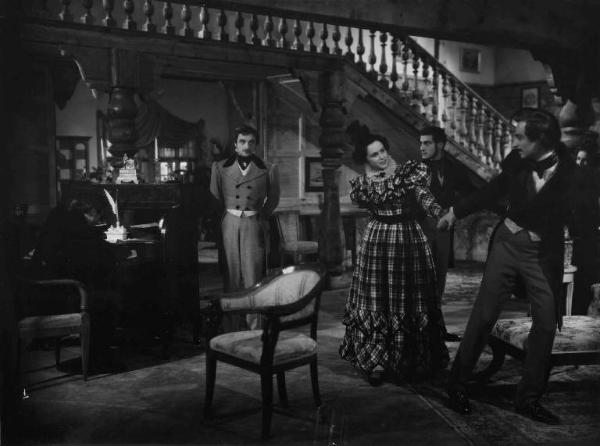 Scena del film "Un colpo di pistola" - Regia Renato Castellani - 1942 - L'attore Renato Cialente e altri attori non identificati in una stanza