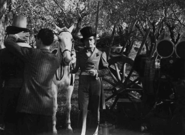 Set del film "Un colpo di pistola" - Regia Renato Castellani - 1942 - L'attore Fosco Giachetti accanto a un carretto e un attore non identificato aiutato da un membro dello staff