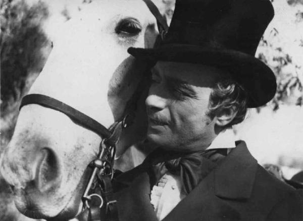 Scena del film "Un colpo di pistola" - Regia Renato Castellani - 1942 - L'attore Fosco Giachetti accanto a un cavallo