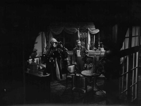 Scena del film "Un colpo di pistola" - Regia Renato Castellani - 1942 - Gli attori Rubi Dalma, Mimì Dugini e Fosco Giachetti in una stanza