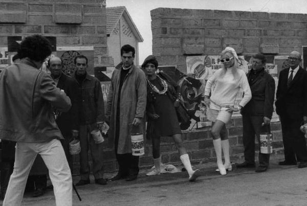 Scena del film "Colpo di stato" - Regia Luciano Salce - 1968 - L'attore Dimitri Tamarav fotografa attori non identificati in coda