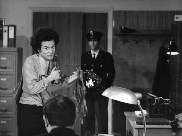 Scena del film "Colpo di stato" - Regia Luciano Salce - 1968 - L'attore Dimitri Tamarav al commissariato