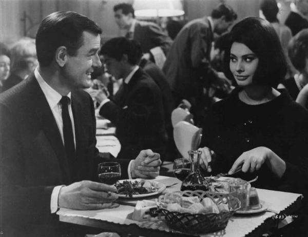 Scena del film "Il coltello nella piaga" - Regia Anatole Litvak - 1962 - L'attore Gig Young e l'attrice Sophia Loren seduti a tavola.
