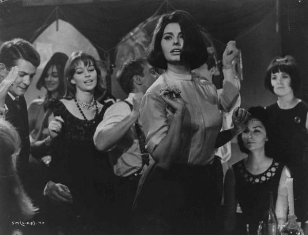 Scena del film "Il coltello nella piaga" - Regia Anatole Litvak - 1962 - L'attrice Sophia Loren balla tra attori non identificati.