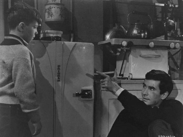 Scena del film "Il coltello nella piaga" - Regia Anatole Litvak - 1962 - L'attore Tommy Norden con l'attore Anthony Perkins in un interno.