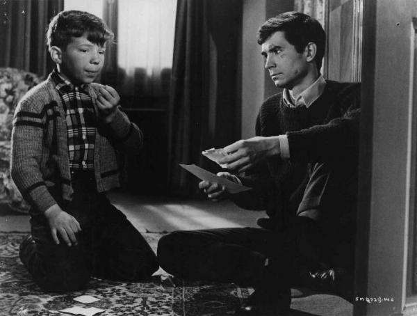 Scena del film "Il coltello nella piaga" - Regia Anatole Litvak - 1962 - L'attore Tommy Norden e l'attore Anthony Perkins seduti a terra.