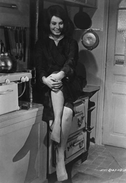 Scena del film "Il coltello nella piaga" - Regia Anatole Litvak - 1962 - L'attrice Sophia Loren seduta a figura intera.