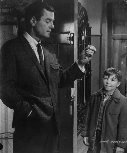 Scena del film "Il coltello nella piaga" - Regia Anatole Litvak - 1962 - L'attore Gig Young con l'attore Tommy Norden in un interno.