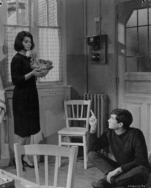 Scena del film "Il coltello nella piaga" - Regia Anatole Litvak - 1962 - L'attrice Sophia Loren e l'attore Anthony Perkins in un interno.