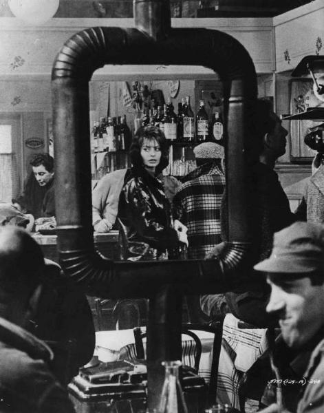 Scena del film "Il coltello nella piaga" - Regia Anatole Litvak - 1962 - L'attrice Sophia Loren in un bar.