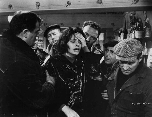 Scena del film "Il coltello nella piaga" - Regia Anatole Litvak- 1962 - L'attrice Sophia Loren tra un gruppo di autori non identificati.