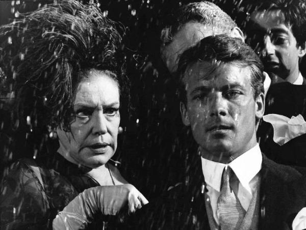 Scena del film "Come imparai ad amare le donne" - Regia Luciano Salce - 1967 - L'attrice Zarah Leander e l'attore Robert Hoffman in un esterno