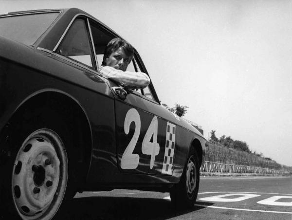 Scena del film "Come imparai ad amare le donne" - Regia Luciano Salce - 1967 - L'attore Robert Hoffman in auto