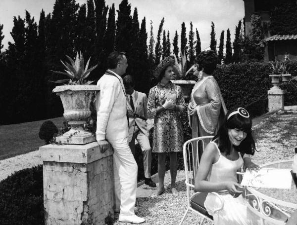 Scena del film "Come imparai ad amare le donne" - Regia Luciano Salce - 1967 - L'attore Robert Hoffman e le attrici Nadja Tiller e Zarah Leander in giardino