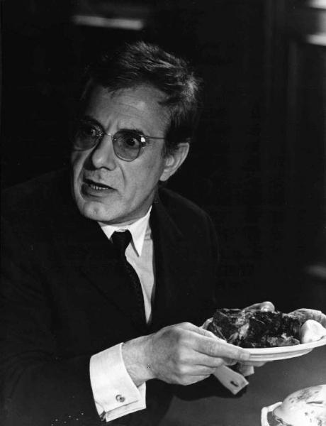 Scena del film "Come imparai ad amare le donne" - Regia Luciano Salce - 1967 - L'attore Gianrico Tedeschi con un piatto in mano