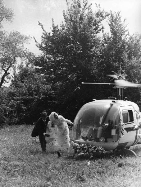 Scena del film "Come imparai ad amare le donne" - Regia Luciano Salce - 1967 - L'attore Robert Hoffman e l'attrice Romina Power vicino a un elicottero