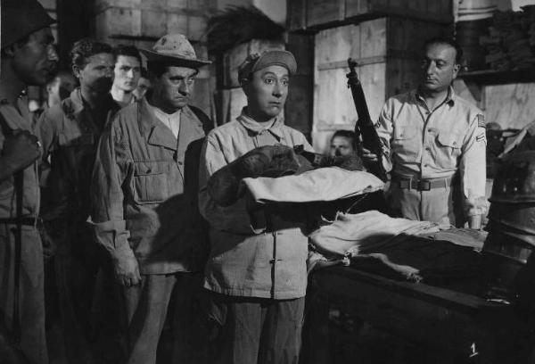 Scena del film "Come persi la guerra" - Regia Carlo Borghesio - 1947 - Gli attori Nando Bruno ed Erminio Macario in fila ricevono l'attrezzatura
