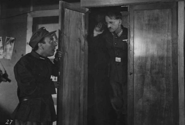 Scena del film "Come persi la guerra" - Regia Carlo Borghesio - 1947 - L'attore Erminio Macario apre l'armadio dove si nasconde un attore non identificato