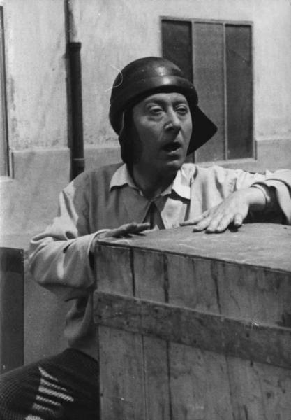 Scena del film "Come persi la guerra" - Regia Carlo Borghesio - 1947 - L'attore Erminio Macario dietro a una cassa