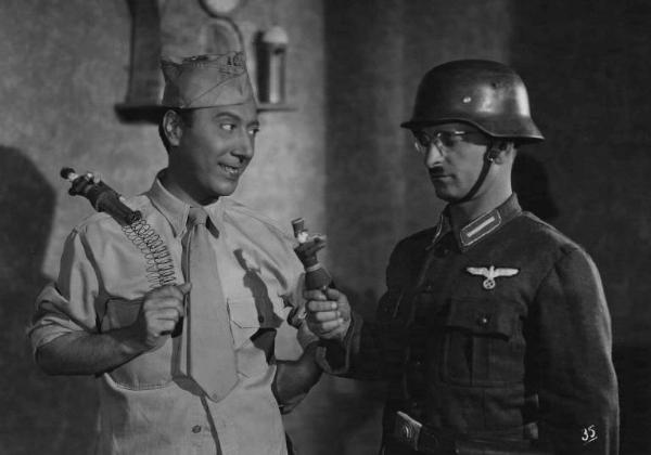 Scena del film "Come persi la guerra" - Regia Carlo Borghesio - 1947 - L'attore Erminio Macario e un attore non identificato con un soldatino in mano