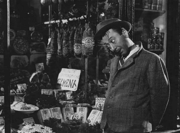 Scena del film "Come scopersi l'America" - Regia Carlo Borghesio - 1949 - L'attore Erminio Macario guarda affamato del cibo in vetrina