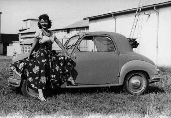 Set del film "Come scopersi l'America" - Regia Carlo Borghesio - 1949 - L'attrice Delia Scala in posa vicino all'automobile