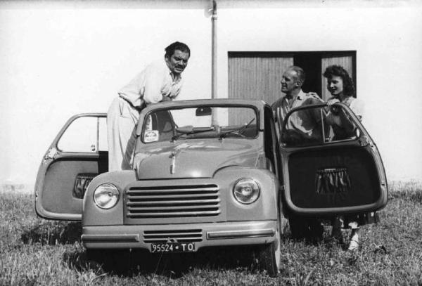 Set del film "Come scopersi l'America" - Regia Carlo Borghesio - 1949 - Due attori non identificati e l'attrice Delia Scala in posa vicino all'automobile