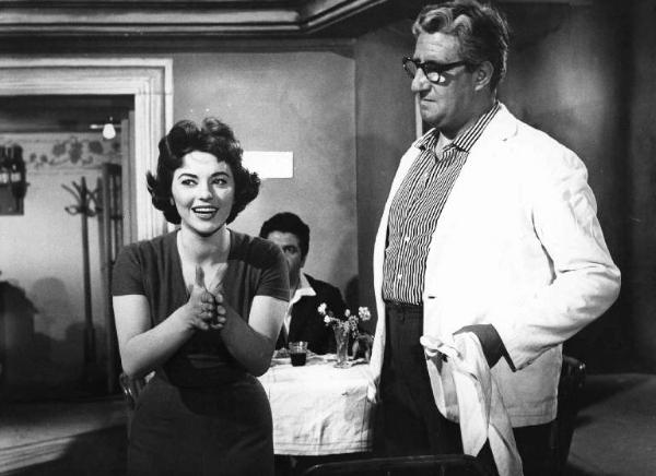 Scena del film "Come te movi te fulmino" - Regia Mario Mattoli - 1958 - L'attrice Giovanna Ralli e l'attore Mario Carotenuto in un interno.