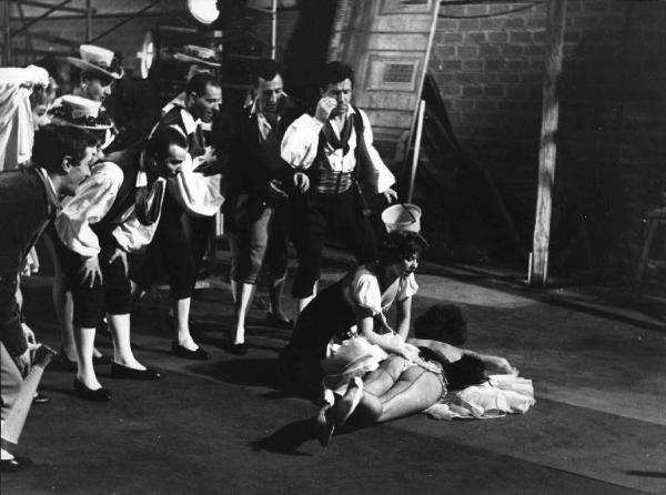 Scena del film "Come te movi te fulmino" - Regia Mario Mattoli - 1958 - Gruppo di attori non identificati in un interno.
