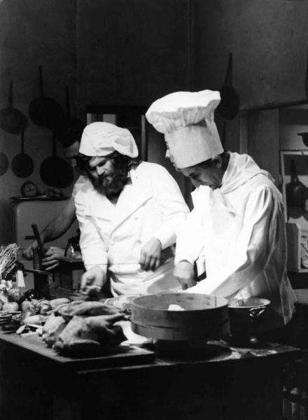 Scena del film "Come ti chiami amore mio?" - Regia Umberto Silva - 1970 - Due attori non identificati vestiti da cuochi.