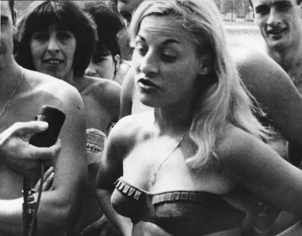 Scena del film "Comizi d'amore" - Regia Pier Paolo Pasolini - 1965 - Una giovane ragazza non identificata intervistata.