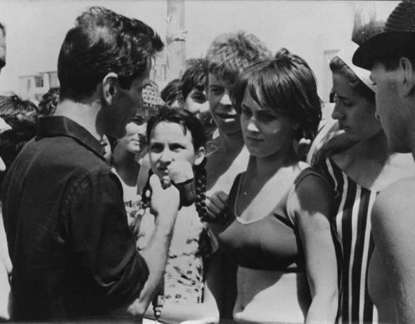 Scena del film "Comizi d'amore" - Regia Pier Paolo Pasolini - 1965 - Il regista Pier Paolo Pasolini intervista un gruppo di ragazzi non identificati.