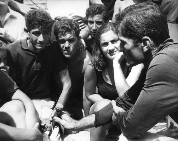 Scena del film "Comizi d'amore" - Regia Pier Paolo Pasolini - 1965 - Il regista Pier Paolo Pasolini intervista un gruppo di giovani non identificati.