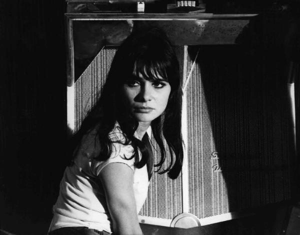 Scena del film "La commare secca" - Regia Bernardo Bertolucci - 1962 - L'attrice Marisa Solinas seduta a terra.