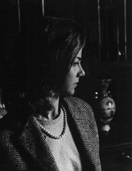 Scena del film "La commare secca" - Regia Bernardo Bertolucci - 1962 - Un attrice non identificata in primo piano.