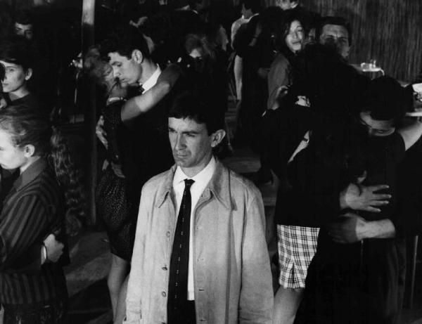 Scena del film "La commare secca" - Regia Bernardo Bertolucci - 1962 - Un attore non identificato tra un gruppo di attori non identificati che ballano .
