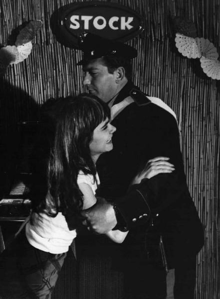 Scena del film "La commare secca" - Regia Bernardo Bertolucci - 1962 - Un'attrice non identificata e un attore non identificato in veste di poliziotto.