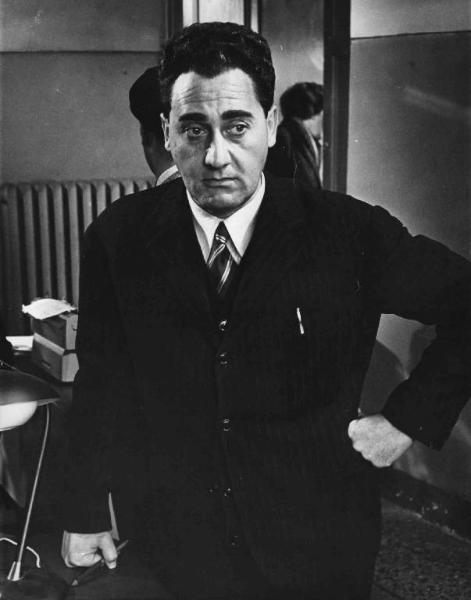 Scena del film "Il Commissario" - Regia Luigi Comencini - 1962 - L'attore Alberto Sordi in piedi pensieroso