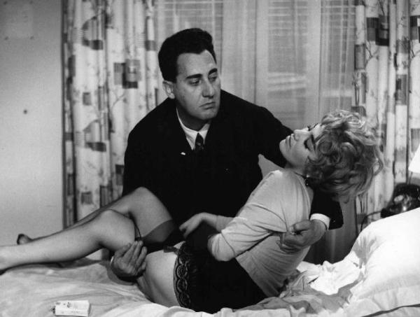 Scena del film "Il Commissario" - Regia Luigi Comencini - 1962 - L'attore Alberto Sordi sorregge l'attrice Franca Tamantini stesa sul letto