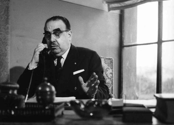 Scena del film "Il Commissario" - Regia Luigi Comencini - 1962 - L'attore Alessandro Cutolo parla al telefono