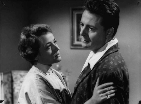 Scena del film "Il Commissario Maigret" - Regia Jean Delannoy - 1958 - L'attrice Annie Girardot abbraccia l'attore Jean Gabin